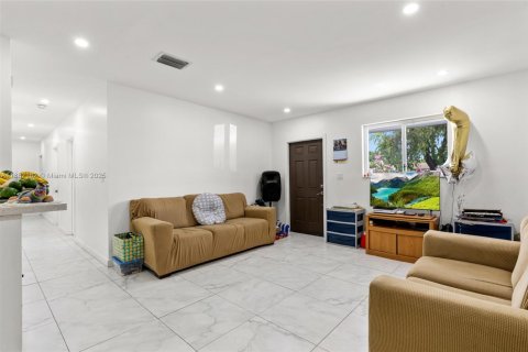 House in Miami, Florida 5 bedrooms, 158.03 sq.m. № 1929491 - photo 11