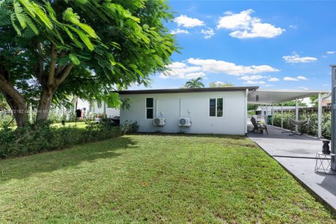House in Miami, Florida 5 bedrooms, 158.03 sq.m. № 1929491 - photo 29
