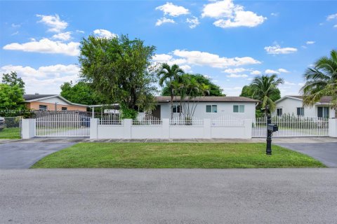 House in Miami, Florida 5 bedrooms, 158.03 sq.m. № 1929491 - photo 1