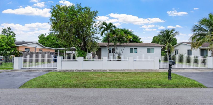 House in Miami, Florida 5 bedrooms, 158.03 sq.m. № 1929491