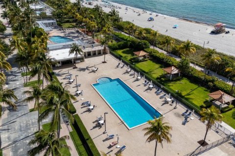 Condo in Miami Beach, Florida, 1 bedroom № 2178878 - photo 11