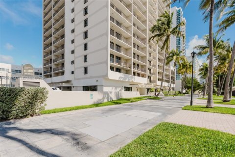 Condo in Miami Beach, Florida, 1 bedroom № 2178878 - photo 14