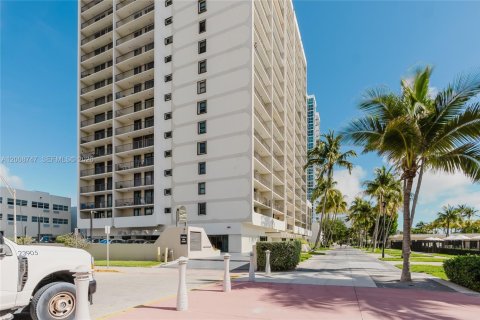 Condo in Miami Beach, Florida, 1 bedroom № 2178878 - photo 3