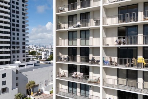 Condo in Miami Beach, Florida, 1 bedroom № 2178878 - photo 12