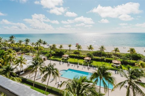 Condo in Miami Beach, Florida, 1 bedroom № 2178878 - photo 23