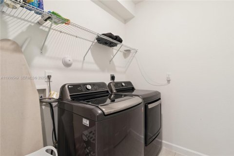 Casa en venta en Homestead, Florida, 5 dormitorios, 263.66 m2 № 1994626 - foto 15