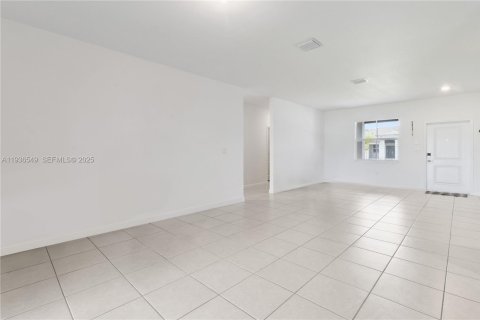 Casa en venta en Homestead, Florida, 5 dormitorios, 263.66 m2 № 1994626 - foto 4