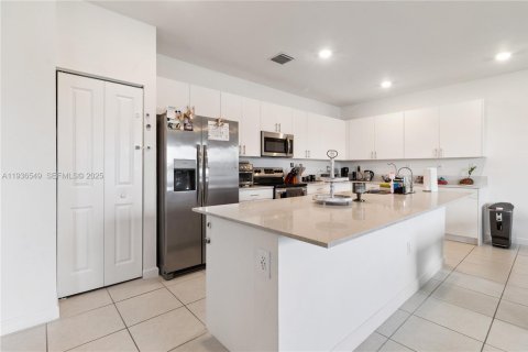 Casa en venta en Homestead, Florida, 5 dormitorios, 263.66 m2 № 1994626 - foto 5