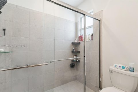 Casa en venta en Homestead, Florida, 5 dormitorios, 263.66 m2 № 1994626 - foto 12