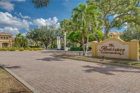 Condo in Fort Myers, Florida, 2 bedrooms  № 1861917 - photo 1