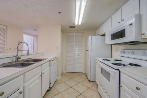 Condo in Fort Myers, Florida, 2 bedrooms  № 1861917 - photo 10