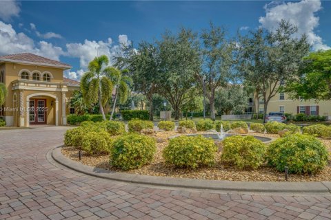 Condo in Fort Myers, Florida, 2 bedrooms  № 1861917 - photo 2