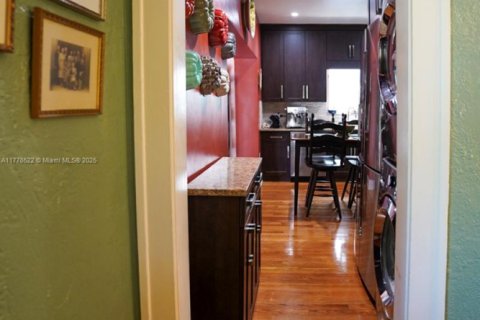 House in Miami, Florida 3 bedrooms, 203.64 sq.m. № 1633362 - photo 12