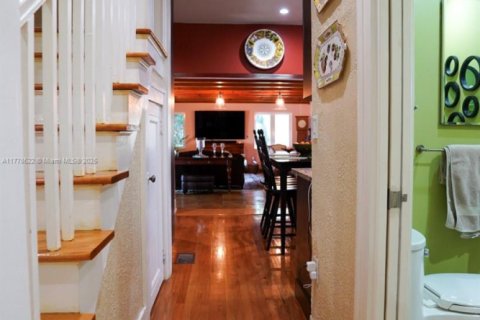 House in Miami, Florida 3 bedrooms, 203.64 sq.m. № 1633362 - photo 25