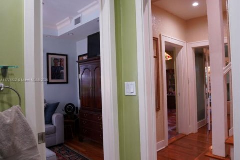 House in Miami, Florida 3 bedrooms, 203.64 sq.m. № 1633362 - photo 18