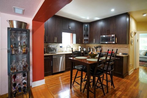 House in Miami, Florida 3 bedrooms, 203.64 sq.m. № 1633362 - photo 13