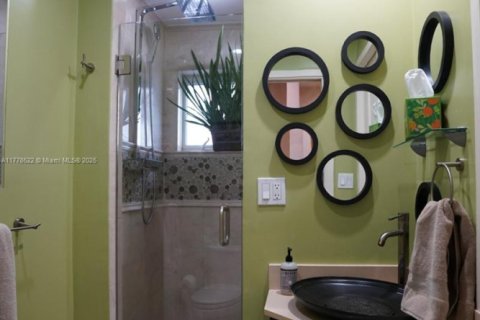 House in Miami, Florida 3 bedrooms, 203.64 sq.m. № 1633362 - photo 17