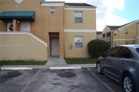 Condominio en alquiler en Lauderhill, Florida, 2 dormitorios, 79.43 m2 № 1988786 - foto 1