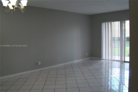 Condominio en alquiler en Lauderhill, Florida, 2 dormitorios, 79.43 m2 № 1988786 - foto 2