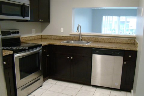 Condominio en alquiler en Lauderhill, Florida, 2 dormitorios, 79.43 m2 № 1988786 - foto 5