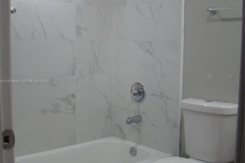 Condominio en alquiler en Lauderhill, Florida, 2 dormitorios, 79.43 m2 № 1988786 - foto 10