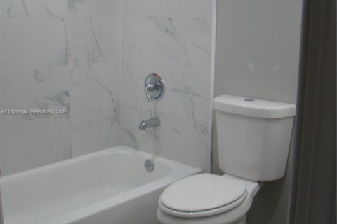 Condominio en alquiler en Lauderhill, Florida, 2 dormitorios, 79.43 m2 № 1988786 - foto 8