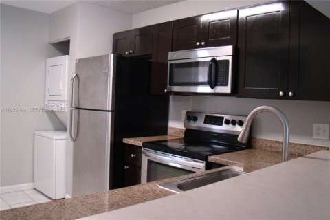 Condominio en alquiler en Lauderhill, Florida, 2 dormitorios, 79.43 m2 № 1988786 - foto 3