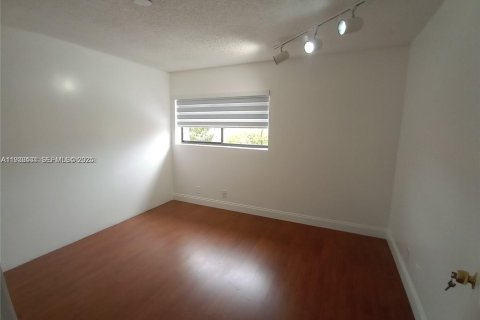 Townhouse in Hialeah, Florida 3 bedrooms, 146.97 sq.m. № 1994395 - photo 5