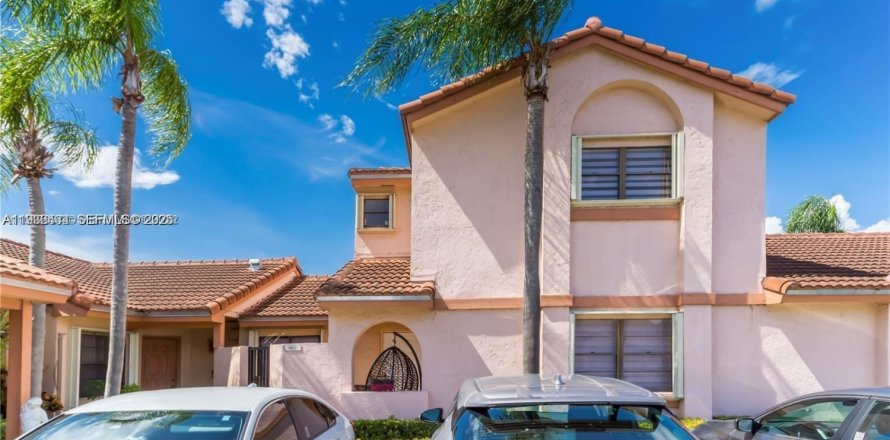 Townhouse in Hialeah, Florida 3 bedrooms, 146.97 sq.m. № 1994395