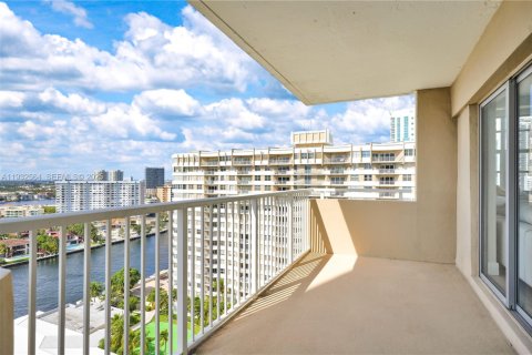 Condominio en venta en Hallandale Beach, Florida, 2 dormitorios, 124.49 m2 № 2034821 - foto 7