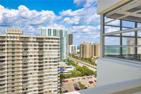 Condominio en venta en Hallandale Beach, Florida, 2 dormitorios, 124.49 m2 № 2034821 - foto 25