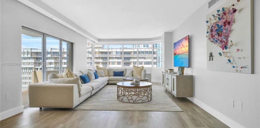 Condominio en Hallandale Beach, Florida, 2 dormitorios  № 2034821