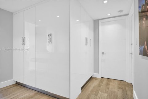 Condominio en venta en Hallandale Beach, Florida, 2 dormitorios, 124.49 m2 № 2034821 - foto 12