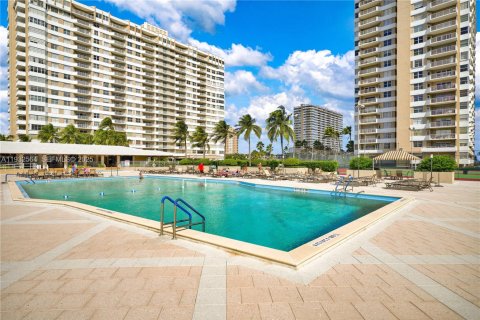 Condominio en venta en Hallandale Beach, Florida, 2 dormitorios, 124.49 m2 № 2034821 - foto 23