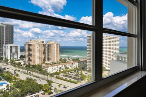 Condominio en venta en Hallandale Beach, Florida, 2 dormitorios, 124.49 m2 № 2034821 - foto 13