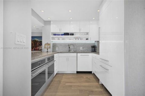 Condominio en venta en Hallandale Beach, Florida, 2 dormitorios, 124.49 m2 № 2034821 - foto 10