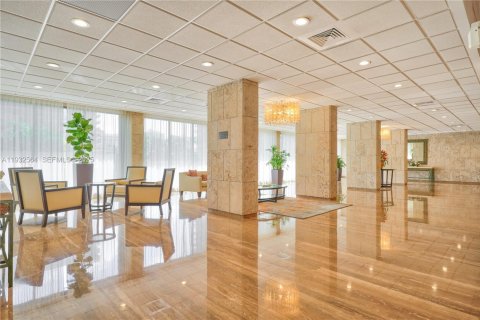 Condominio en venta en Hallandale Beach, Florida, 2 dormitorios, 124.49 m2 № 2034821 - foto 21