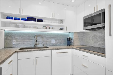 Condominio en venta en Hallandale Beach, Florida, 2 dormitorios, 124.49 m2 № 2034821 - foto 9