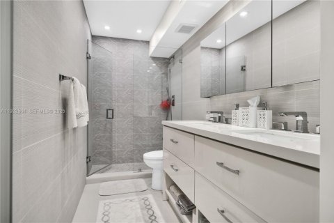 Condominio en venta en Hallandale Beach, Florida, 2 dormitorios, 124.49 m2 № 2034821 - foto 17