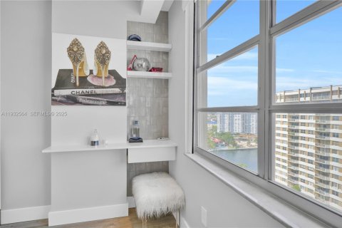 Condominio en venta en Hallandale Beach, Florida, 2 dormitorios, 124.49 m2 № 2034821 - foto 19