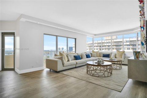 Condominio en venta en Hallandale Beach, Florida, 2 dormitorios, 124.49 m2 № 2034821 - foto 4