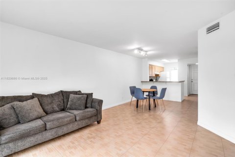 Condo in Pompano Beach, Florida, 2 bedrooms  № 1802827 - photo 18