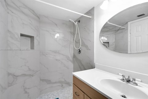 Condo in Pompano Beach, Florida, 2 bedrooms  № 1802827 - photo 12