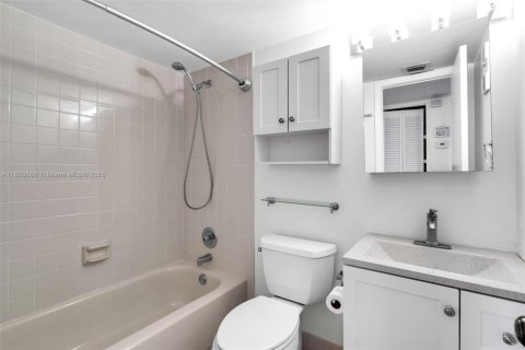 Condo in Pompano Beach, Florida, 2 bedrooms  № 1802827 - photo 8