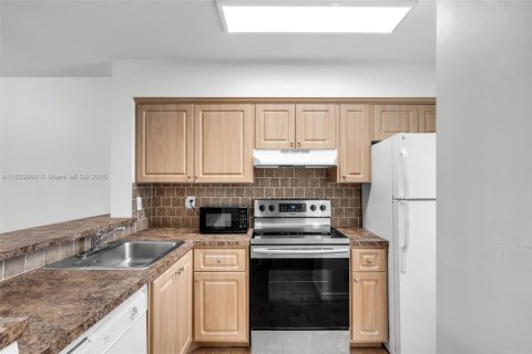 Condo in Pompano Beach, Florida, 2 bedrooms  № 1802827 - photo 16