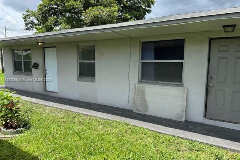 House in Hallandale Beach, Florida 35.3 sq.m. № 1834373 - photo 1