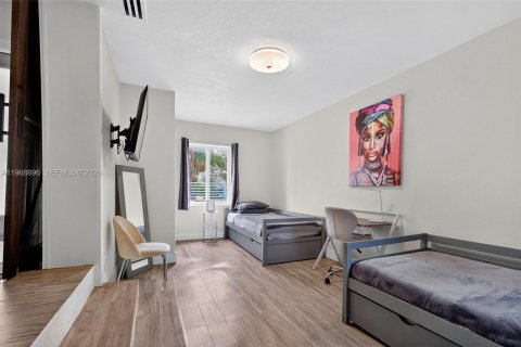 Casa en venta en Miami, Florida, 5 dormitorios, 132.48 m2 № 2030789 - foto 21