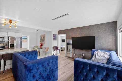 Casa en venta en Miami, Florida, 5 dormitorios, 132.48 m2 № 2030789 - foto 10