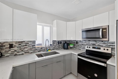 Casa en venta en Miami, Florida, 5 dormitorios, 132.48 m2 № 2030789 - foto 4