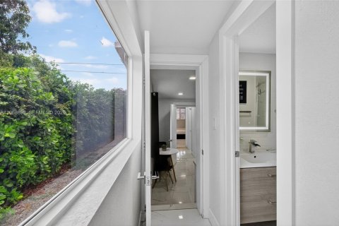 Casa en venta en Miami, Florida, 5 dormitorios, 132.48 m2 № 2030789 - foto 29